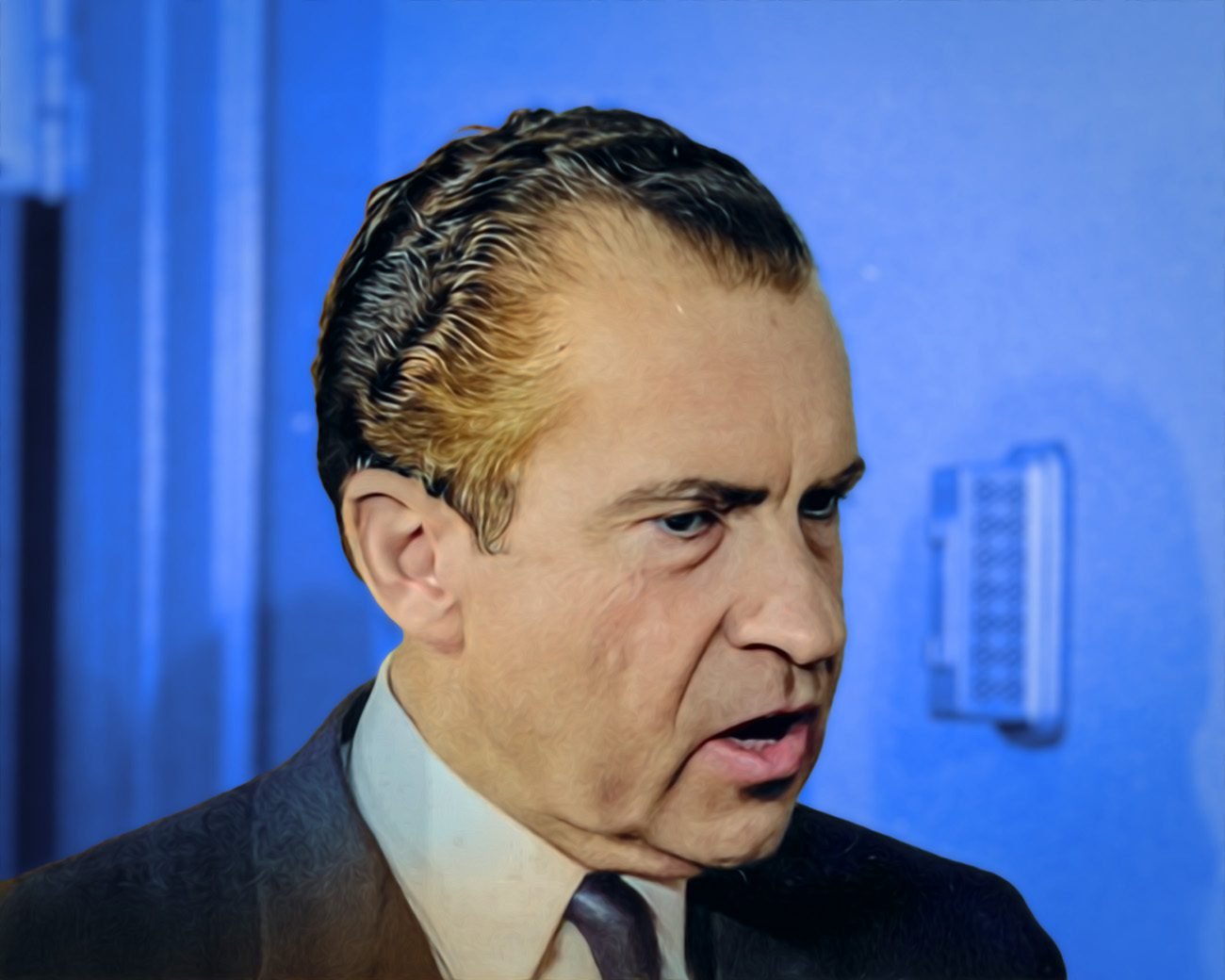 Close-up van Richard Nixon die spreekt tijdens een officiële gelegenheid, met een microfoon en blauwe achtergrond.