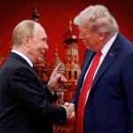 Donald Trump en Vladimir Poetin schudden elkaar de hand met het Kremlin op de achtergrond