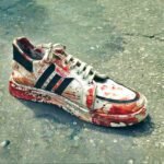 Een bebloede witte sneaker op straat; later breed verspreid in media en sociale netwerken als symbool van Nepal’s Gen Z-protesten.