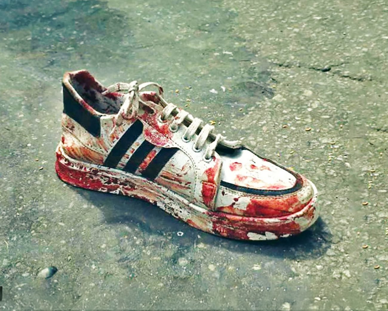 Een bebloede witte sneaker op straat; later breed verspreid in media en sociale netwerken als symbool van Nepal’s Gen Z-protesten.