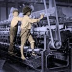 Kinderen werken aan industriële machines in een fabriek, illustratie van uitbuiting en lichamelijke schade door vroeg kapitalisme.