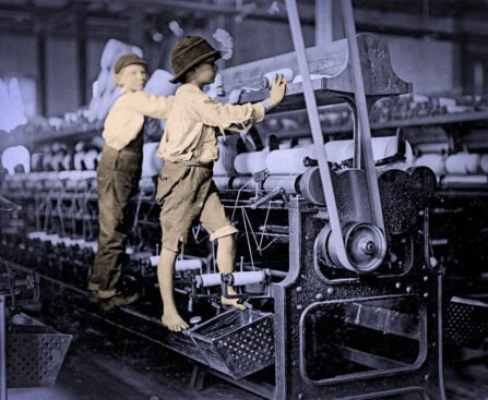 Kinderen werken aan industriële machines in een fabriek, illustratie van uitbuiting en lichamelijke schade door vroeg kapitalisme.