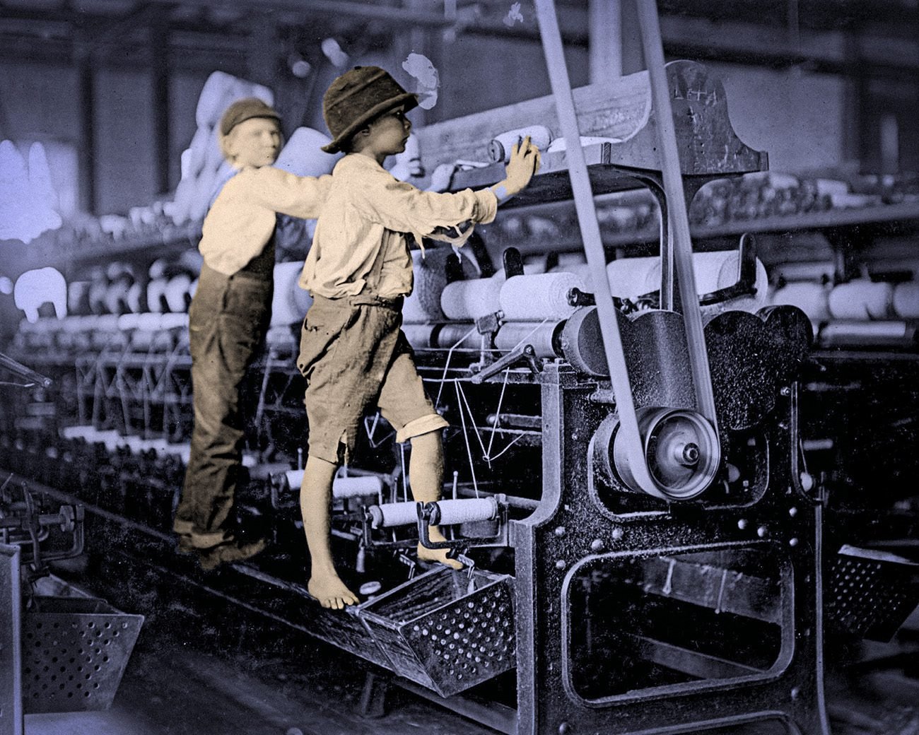 Kinderen werken aan industriële machines in een fabriek, illustratie van uitbuiting en lichamelijke schade door vroeg kapitalisme.