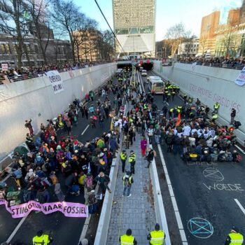 Klimaatactivisten blokkeren de A12 in Den Haag om aandacht te vragen voor fossiele subsidies en politieke steun aan de fossiele industrie.