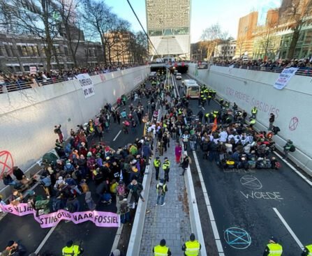 Klimaatactivisten blokkeren de A12 in Den Haag om aandacht te vragen voor fossiele subsidies en politieke steun aan de fossiele industrie.