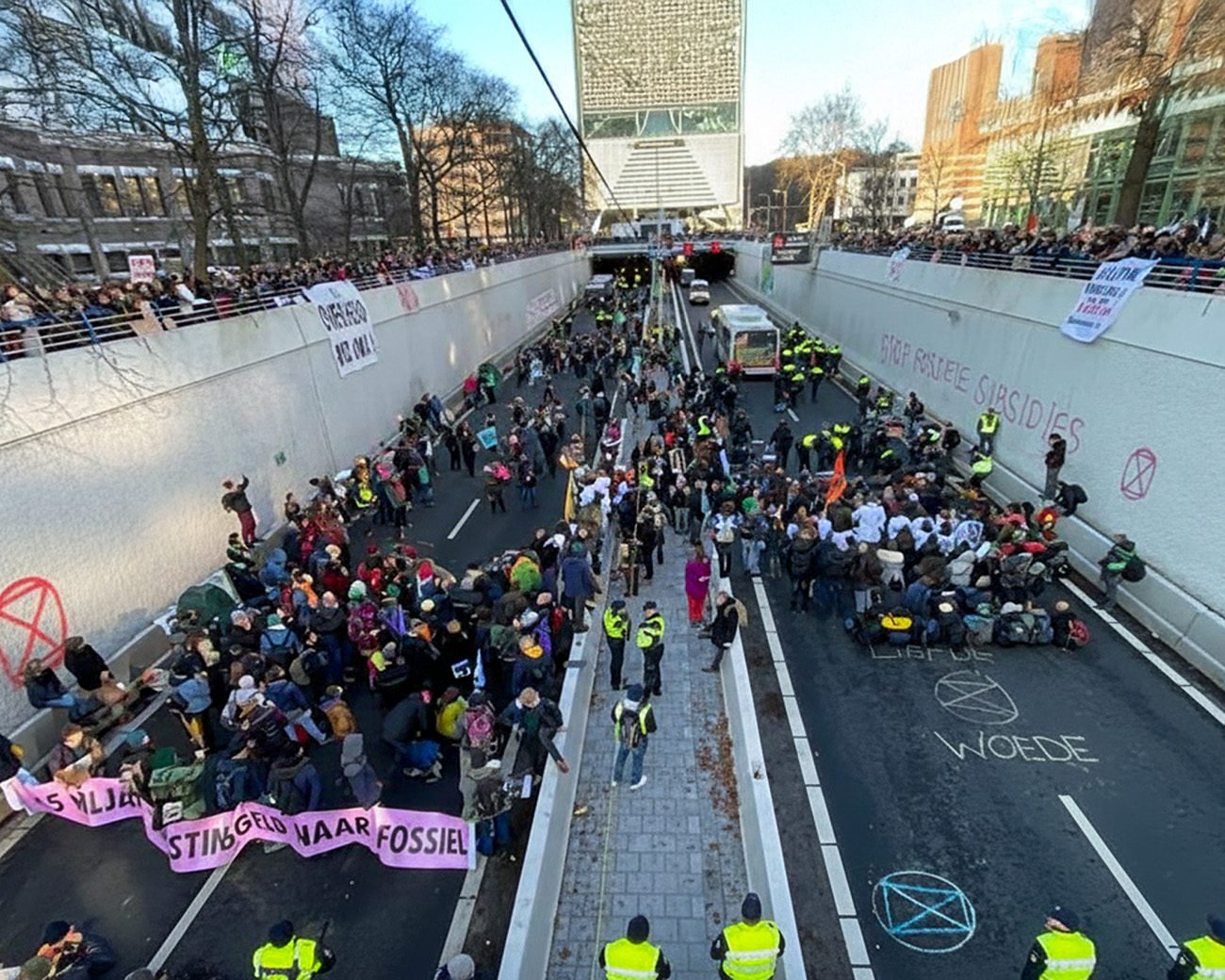 Klimaatactivisten blokkeren de A12 in Den Haag om aandacht te vragen voor fossiele subsidies en politieke steun aan de fossiele industrie.