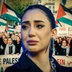 Israëlische songfestivaldeelneemster Yuval Raphael met tranen in haar ogen tijdens pro-Palestina-demonstratie, met Palestijnse vlaggen en borden tegen de oorlog in Gaza op de achtergrond.