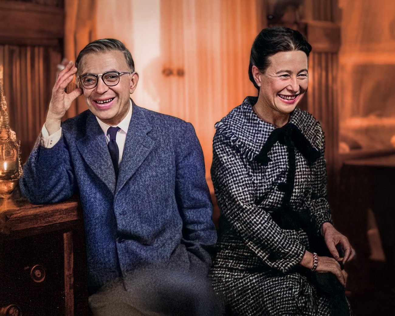 Simone de Beauvoir en Jean-Paul Sartre zittend naast elkaar in Parijs, lachend, als partners in leven en denken.