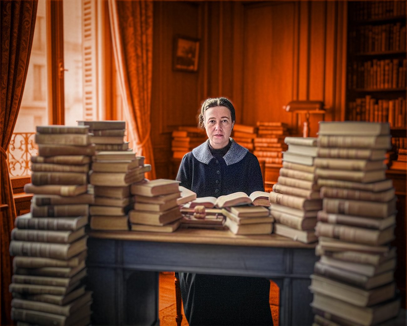 Vrouw zit aan een bureau omringd door hoge stapels boeken, verwijzend naar kennis, normering en intellectuele arbeid.