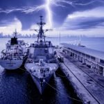 Een Amerikaans marineschip naast een vrachtschip aan de kade in Panama City, met onweer boven de skyline.