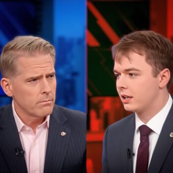 Televisiedebat tussen Adam Mockler en een conservatieve politicus in een studio-omgeving