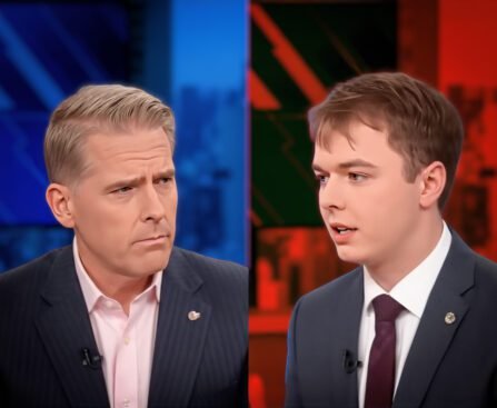 Televisiedebat tussen Adam Mockler en een conservatieve politicus in een studio-omgeving