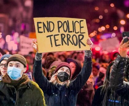 Demonstranten houden borden vast met een oproep tegen politiegeweld en de namen van slachtoffers tijdens een protest in de Verenigde Staten.