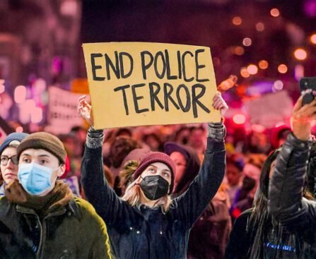 Demonstranten houden borden vast met een oproep tegen politiegeweld en de namen van slachtoffers tijdens een protest in de Verenigde Staten.