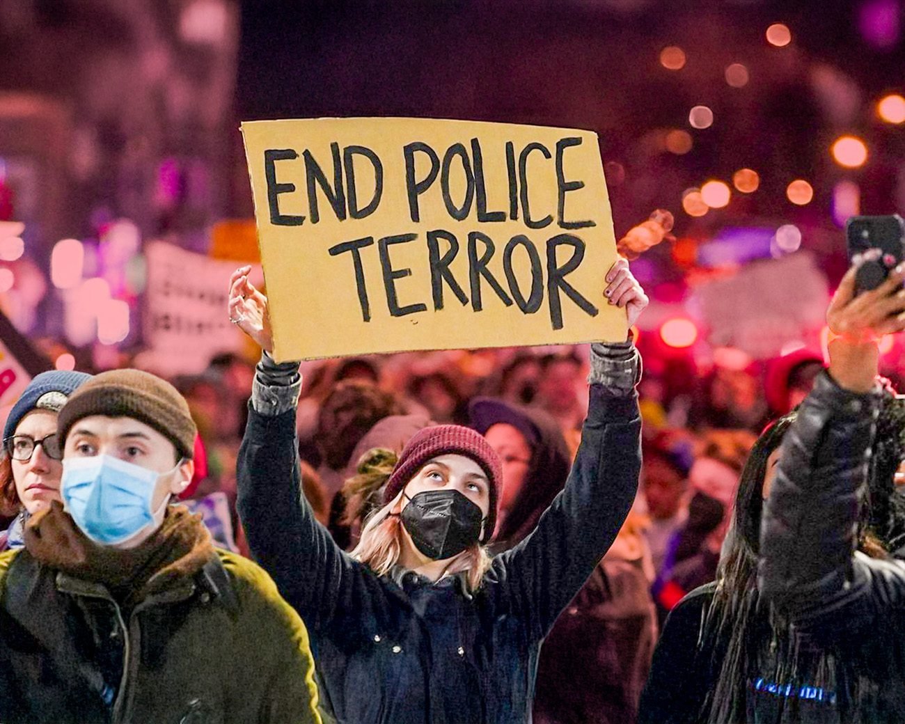 Demonstranten houden borden vast met een oproep tegen politiegeweld en de namen van slachtoffers tijdens een protest in de Verenigde Staten.