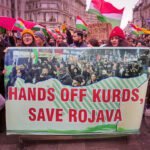 Demonstratie in Londen met spandoek “Hands off Kurds, Save Rojava”