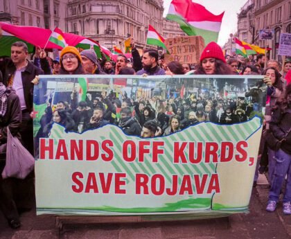 Demonstratie in Londen met spandoek “Hands off Kurds, Save Rojava”