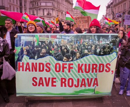 Demonstratie in Londen met spandoek “Hands off Kurds, Save Rojava”