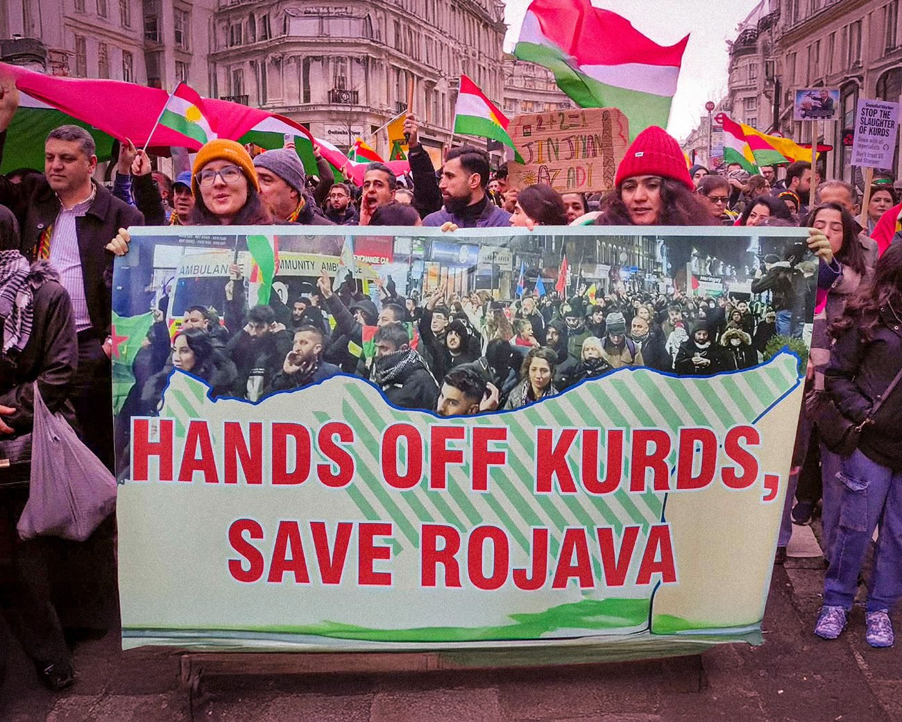 Demonstratie in Londen met spandoek “Hands off Kurds, Save Rojava”