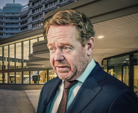 Politicus bij regeringsgebouw tijdens debat over buitenlands optreden en internationale rechtvaardiging