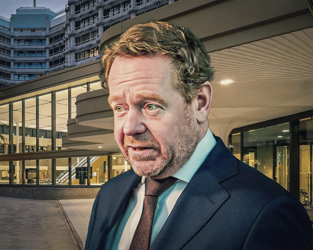 Politicus bij regeringsgebouw tijdens debat over buitenlands optreden en internationale rechtvaardiging