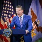 Pete Hegseth spreekt als minister van Defensie vanaf een spreekgestoelte van het Pentagon