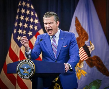 Pete Hegseth spreekt als minister van Defensie vanaf een spreekgestoelte van het Pentagon