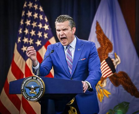 Pete Hegseth spreekt als minister van Defensie vanaf een spreekgestoelte van het Pentagon