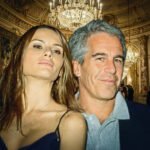Twee prominente figuren poseren samen tijdens een drukbezocht society-evenement in een rijk versierde zaal.