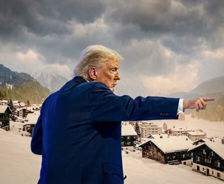 Donald Trump wijst tijdens het World Economic Forum in Davos terwijl hij spreekt over territorium en macht
