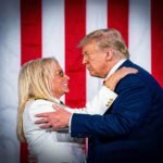 Donald Trump en miljardair Miriam Adelson tijdens een ceremonieel moment, zichtbaar in elkaars directe nabijheid.