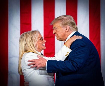 Donald Trump en miljardair Miriam Adelson tijdens een ceremonieel moment, zichtbaar in elkaars directe nabijheid.