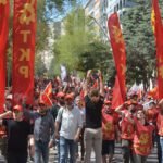 Demonstratie van Turkse communisten met rode TKP-vlaggen tijdens een protest in Nederland