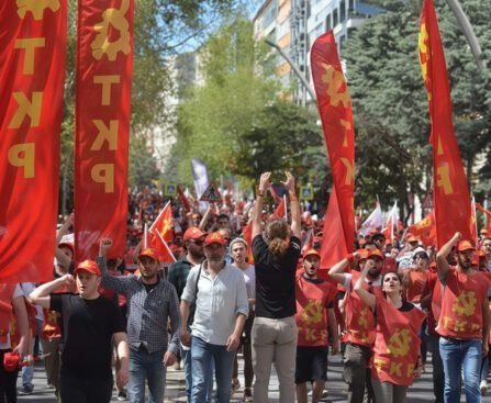 Demonstratie van Turkse communisten met rode TKP-vlaggen tijdens een protest in Nederland