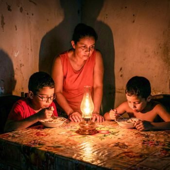 Cubaans gezin eet bij kaarslicht tijdens langdurige stroomuitval veroorzaakt door brandstoftekorten