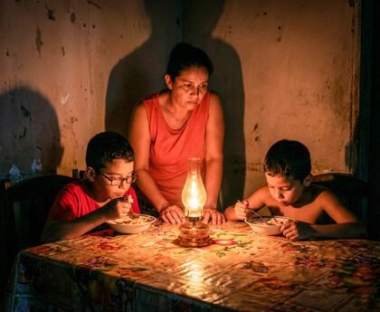 Cubaans gezin eet bij kaarslicht tijdens langdurige stroomuitval veroorzaakt door brandstoftekorten