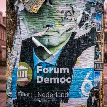 Verweerde verkiezingsposter van Forum voor Democratie op straatpaal in Nederlandse woonwijk