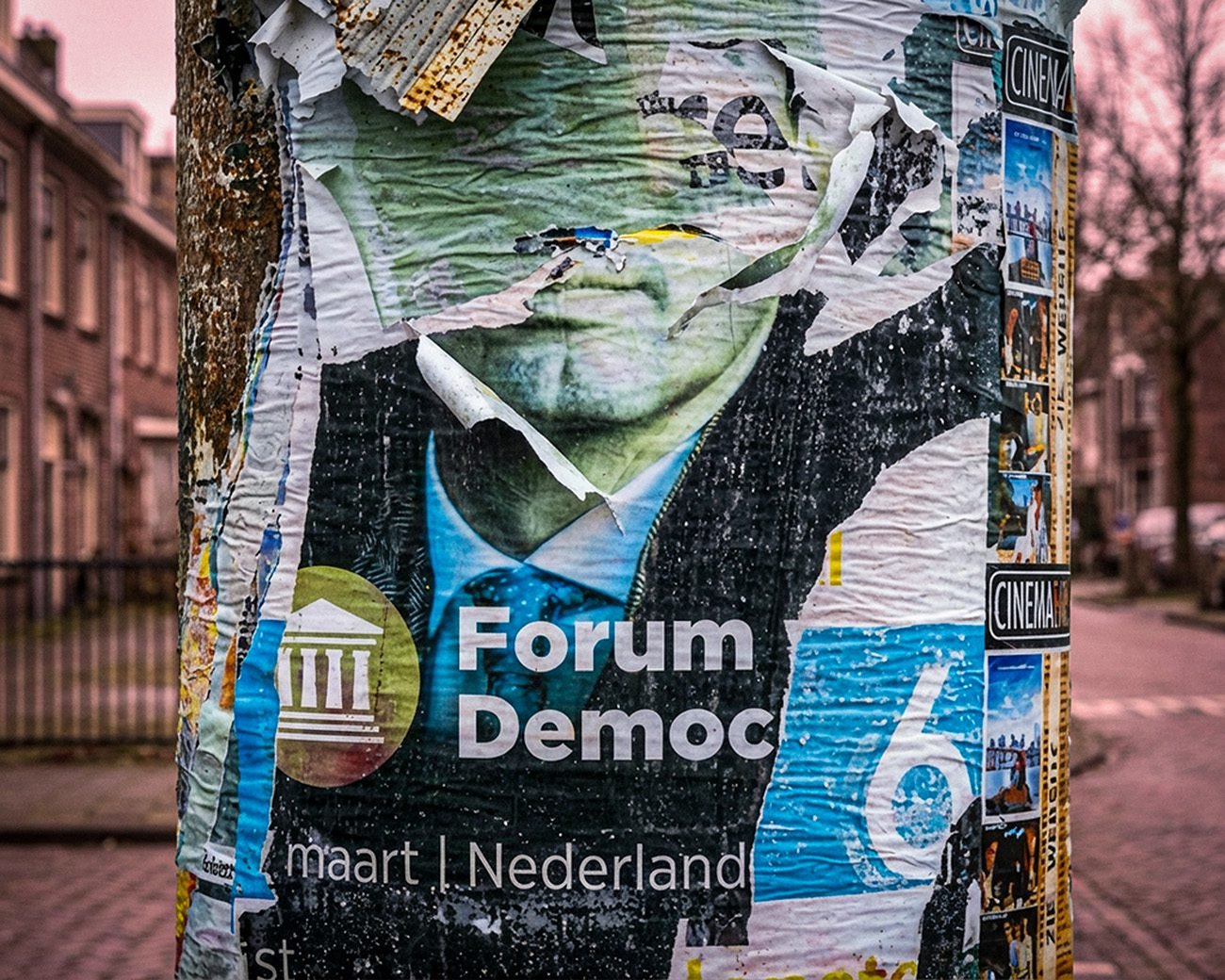 Verweerde verkiezingsposter van Forum voor Democratie op straatpaal in Nederlandse woonwijk