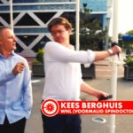 Kees Berghuis van WNL slaat tijdens een straatinterview de microfoon uit de hand van een journalist van Leftlaser.