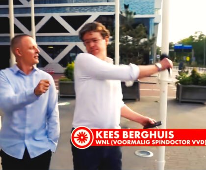 Kees Berghuis van WNL slaat tijdens een straatinterview de microfoon uit de hand van een journalist van Leftlaser.