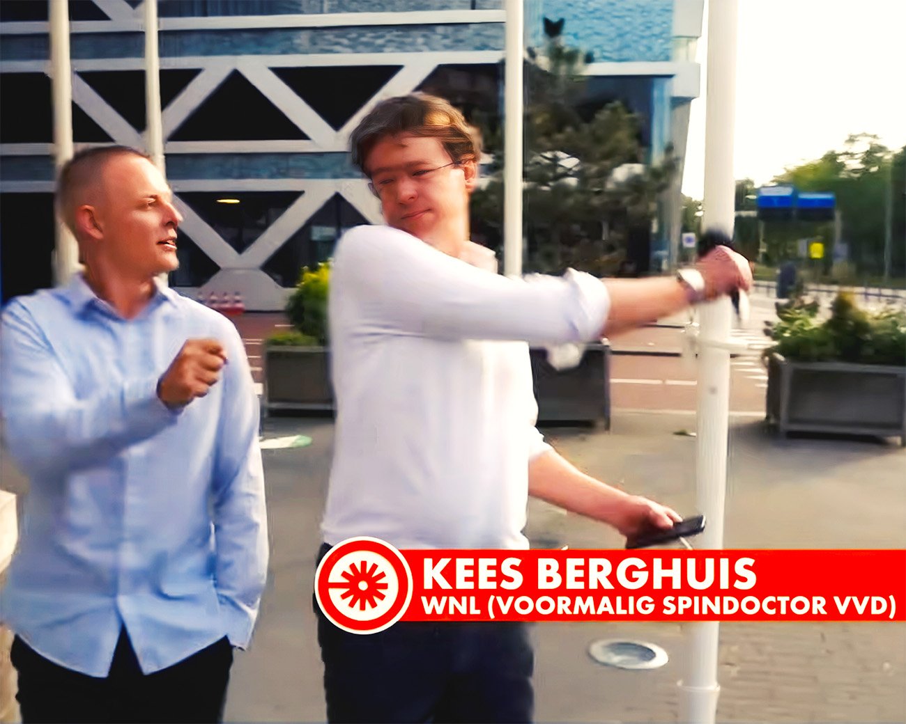 Kees Berghuis van WNL slaat tijdens een straatinterview de microfoon uit de hand van een journalist van Leftlaser.