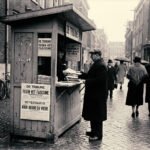 Straatverkoop van socialistische kranten zoals De Tribune en Het Volksdagblad bij een Amsterdamse kiosk in de jaren dertig.