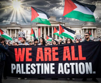 Demonstranten in Londen houden een spandoek met “We Are All Palestine Action” voor de National Gallery, met Palestijnse vlaggen en borden over het recht op protest.