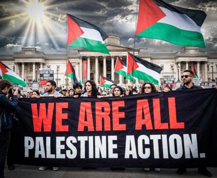 Demonstranten in Londen houden een spandoek met “We Are All Palestine Action” voor de National Gallery, met Palestijnse vlaggen en borden over het recht op protest.