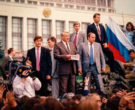 Boris Jeltsin spreekt vanaf een tank voor het Russische parlement tijdens de mislukte staatsgreep in Moskou in augustus 1991.
