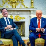 Twee politieke leiders in gesprek in een rijk versierde regeringsruimte, symbool voor Europese afhankelijkheid en Amerikaanse macht