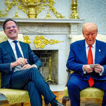 Twee politieke leiders in gesprek in een rijk versierde regeringsruimte, symbool voor Europese afhankelijkheid en Amerikaanse macht