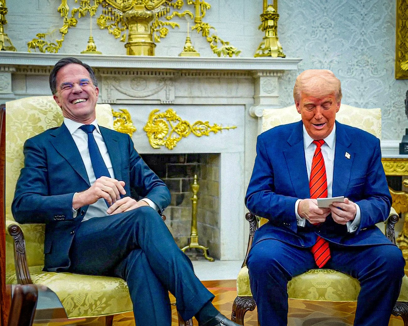 Twee politieke leiders in gesprek in een rijk versierde regeringsruimte, symbool voor Europese afhankelijkheid en Amerikaanse macht