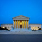 Gebouw van het Amerikaanse Hooggerechtshof in Washington D.C. bij avondlicht