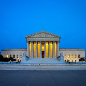 Gebouw van het Amerikaanse Hooggerechtshof in Washington D.C. bij avondlicht